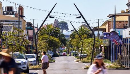 How to activate a main street