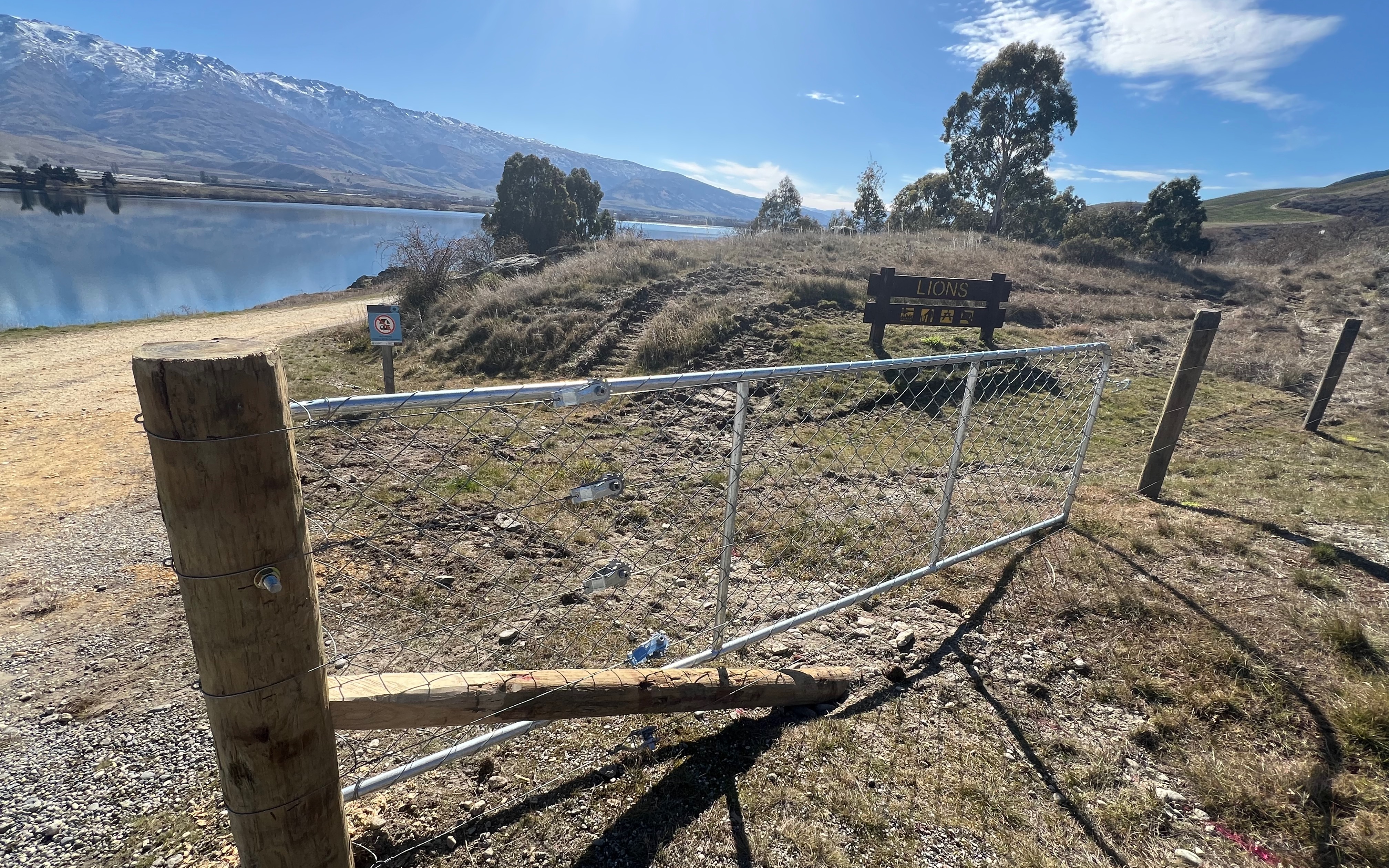 Fences go up around Lake Dunstan picnic spots