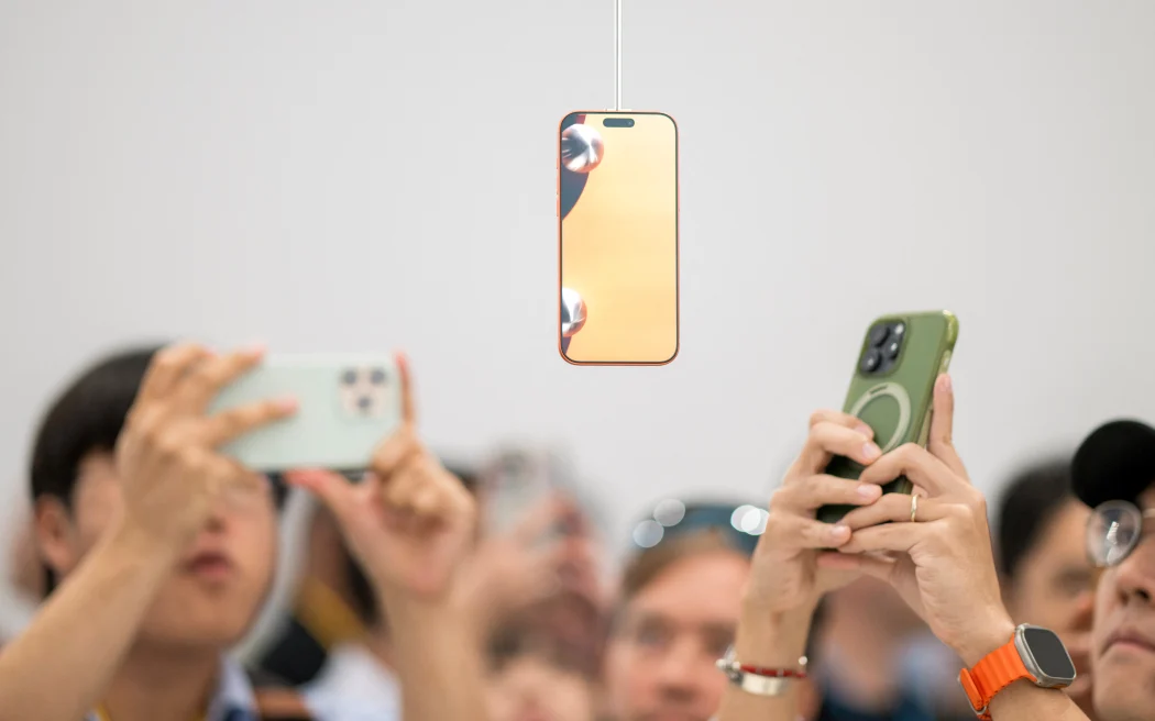 Warning on agreeing to expensive pricing plans when purchasing iPhone 17