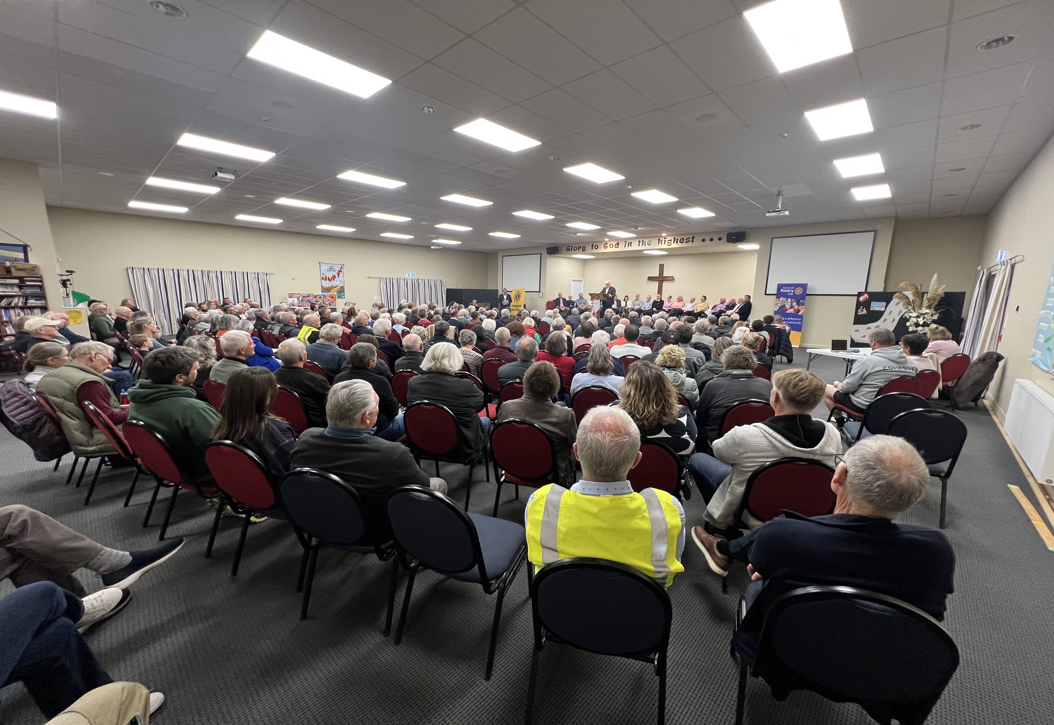 Cromwell voters pack church for candidate showdown 