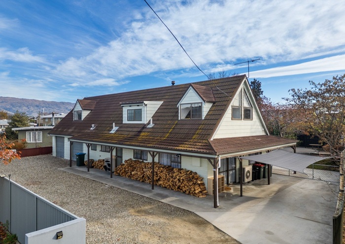 Large Family Home with Private Garden in Alexandra