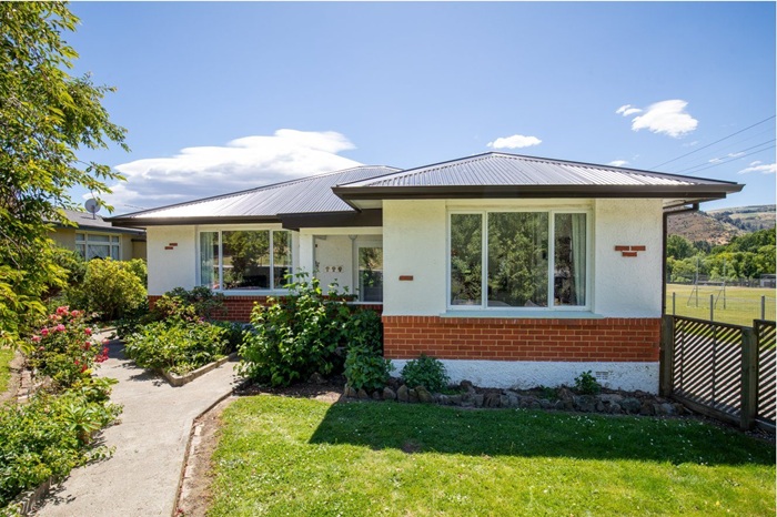 SIMPLY MOVE IN & ENJOY!